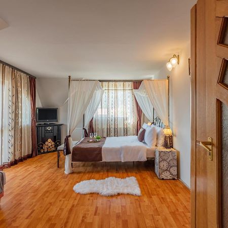 Rose Apartment 锡吉什瓦拉 外观 照片