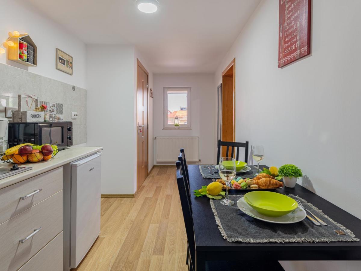 Rose Apartment 锡吉什瓦拉 外观 照片