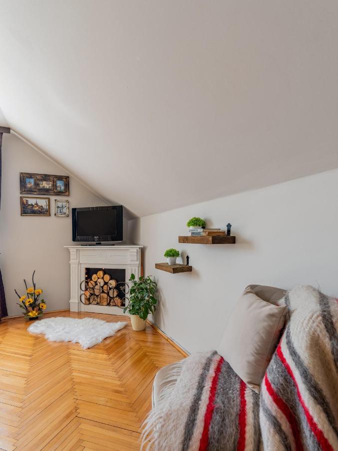 Rose Apartment 锡吉什瓦拉 外观 照片